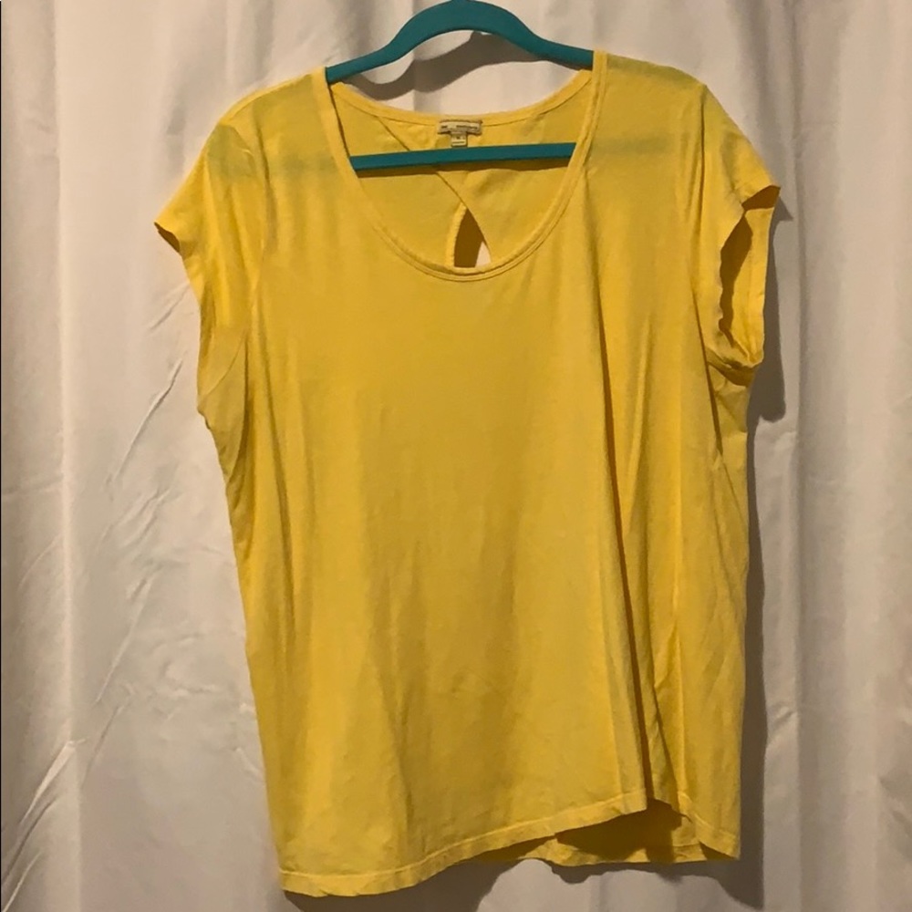 5 for $20🍍soft yellow tee with keyhole back 🍍